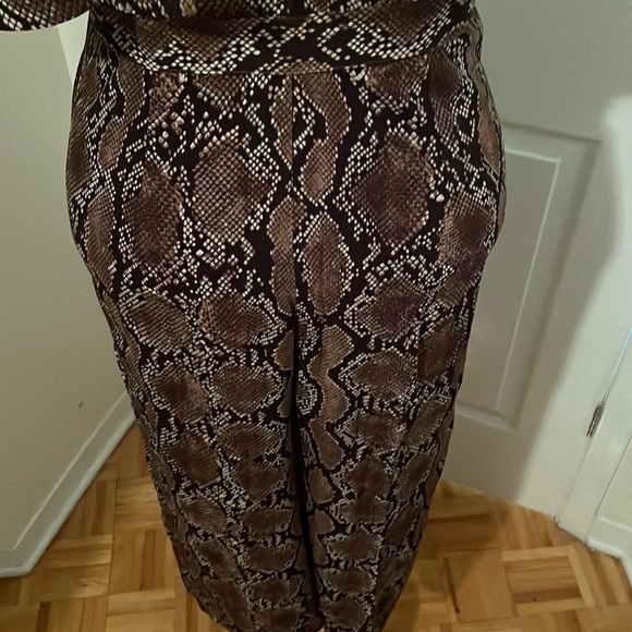 Aritzia Babaton Brown Snake Print Strapless Flutter Jumpsuit Size 8 - Picture 6 of 11